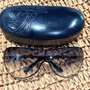 Versace sunglasses no scratches and good condition.